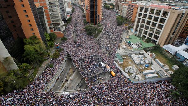 На улицы Каракаса вышли сотни тысяч человек - Sputnik Беларусь