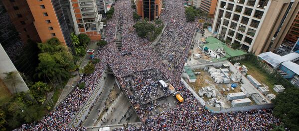 На улицы Каракаса вышли сотни тысяч человек - Sputnik Беларусь