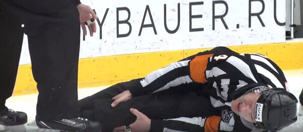 Арбитру во время хоккейного матча сломали ногу, видео - Sputnik Беларусь