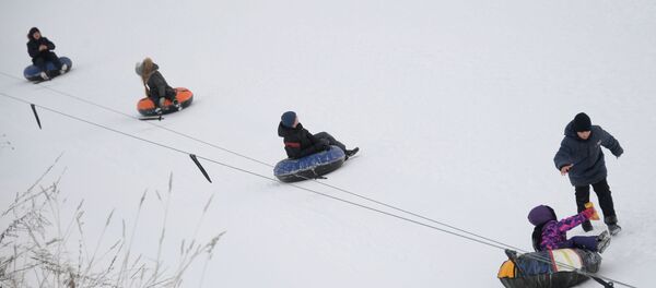 Дети катаются на тюбингах, архивное фото - Sputnik Беларусь