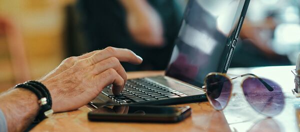 Мужчина с компьютером, архивное фото - Sputnik Беларусь