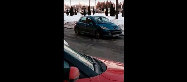 Обнаженный мужчина попал под машину напротив резиденции Лукашенко - видео - Sputnik Беларусь