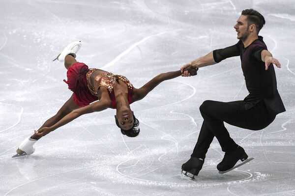 Россияне лидируют после короткой программы на ЧЕ по фигурному катанию - Sputnik Беларусь