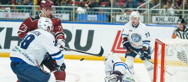 Хоккеисты минского Динамо проиграли по буллитам рижским динамовцам - Sputnik Беларусь