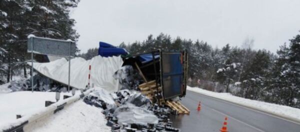 Жители Бегомля украли 360 банок кофе из перевернувшегося грузовика - Sputnik Беларусь