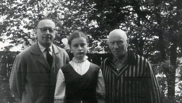 Елена Левитман ( в центре) с отцом и дедом - Sputnik Беларусь