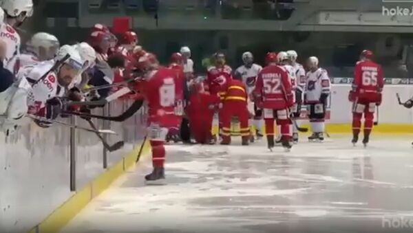 Чешский хоккеист Лукаш Крайчек потерял сознание во время матча, видео - Sputnik Беларусь