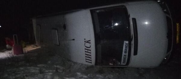 Маршрутка Пинск -Минск опрокинулась на трассе неподалеку от Ивацевичей - Sputnik Беларусь