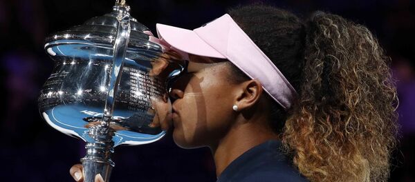 Японская Наоми Осака целует свой трофей после победы в матче против чешской Петры Квитовой - Sputnik Беларусь
