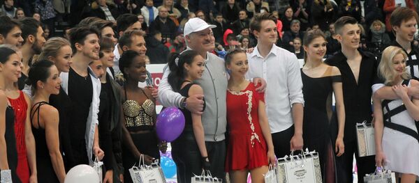 Прэзідэнт Беларусі Аляксандр Лукашэнка з прызёрамі ЧЕ па фігурным катанні - Sputnik Беларусь