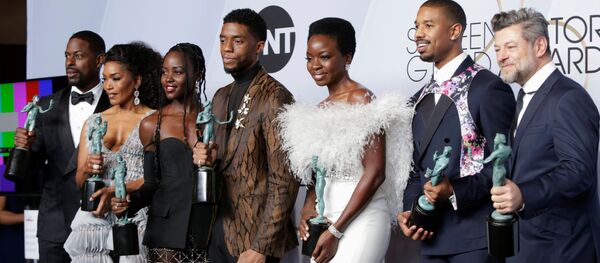 Акцёры фільма Чорная пантэра падчас цырымоніі ўзнагароджання Акцёры фільма Чорная пантэра падчас цырымоніі ўзнагароджання - Sputnik Беларусь