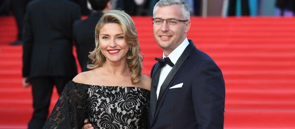 Актриса Екатерина Архарова со спутником на церемонии открытия 39-го Международного Московского кинофестиваля - Sputnik Беларусь