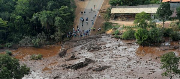 Жители у края прорыва плотины - Sputnik Беларусь