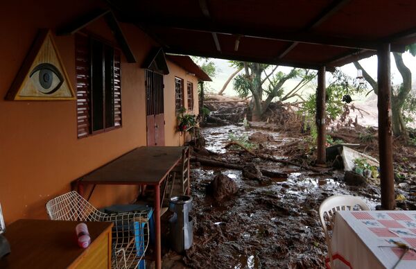 Прорыв дамбы в Бразилии – люди верят, что их родственники живы - Sputnik Беларусь