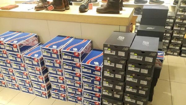 Более 300 пар обуви изъяли в ходе проверки в торговом центре в Минске - Sputnik Беларусь