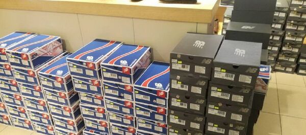 Более 300 пар обуви изъяли в ходе проверки в торговом центре в Минске - Sputnik Беларусь