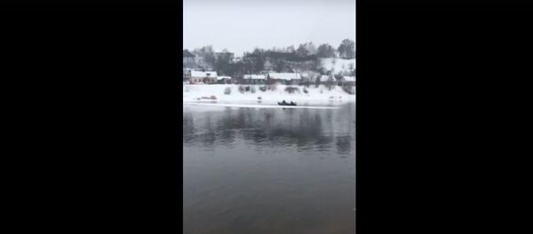 Видеофакт: работники ОСВОД спасли собаку, дрейфовавшую на льдине по Неману - Sputnik Беларусь