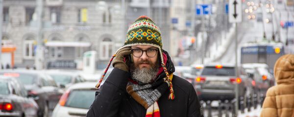 Прохожий с телефоном в Минске Прохожий с телефоном в Минске - Sputnik Беларусь