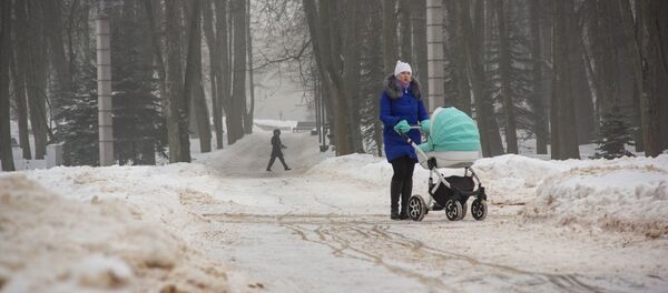 Молодая мама с коляской в минском парке, архивное фото - Sputnik Беларусь
