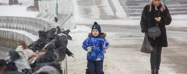 Ребенок с мамой на прогулке, архивное фото - Sputnik Беларусь