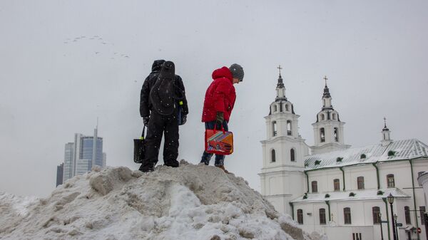Снег на площади Свободы в Минске - Sputnik Беларусь