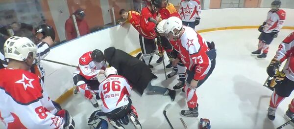 Тренер спас жизнь хоккеисту прямо во время матча, видео Тренер спас жизнь хоккеисту прямо во время матча, видео - Sputnik Беларусь