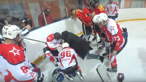 Тренер спас жизнь хоккеисту прямо во время матча, видео - Sputnik Беларусь