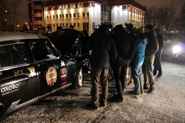 Участники Rallye Monte-Carlo Historique (RMCH) на двух черных Волгах ГАЗ-21М прибыли в Минск, а после пресс-конференции отправились на гонку от Дома Москвы - Sputnik Беларусь