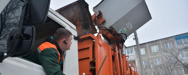 Работа мусоровоза в минском дворе - Sputnik Беларусь