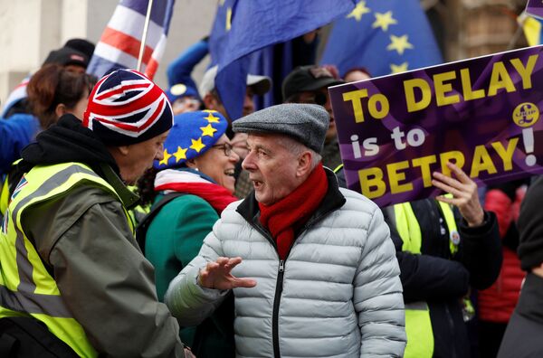 Участники акции за и против Brexit спорят в Лондоне - Sputnik Беларусь