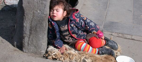 Бездомная девочка на одной из улиц  - Sputnik Беларусь