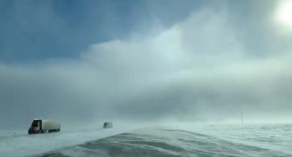 Грузовики в сильный снегопад близ города Фарго, Северная Дакота, США - Sputnik Беларусь