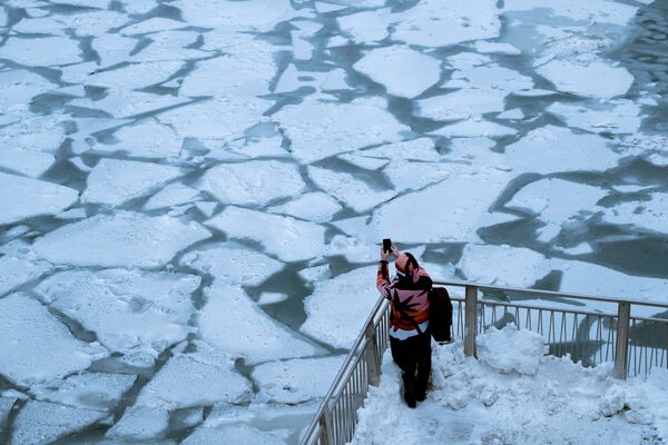 Девушка фотографирует реку Чикаго, после того, как на центральную и восточную часть США обрушился полярный вихрь - Sputnik Беларусь