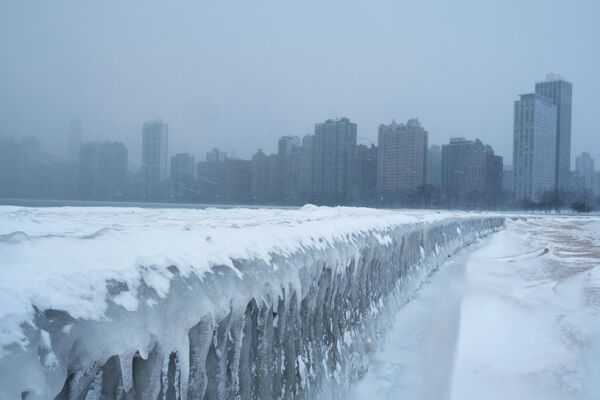 Лед на дорожке на пляжа у озера Мичиган в Чикаго - Sputnik Беларусь