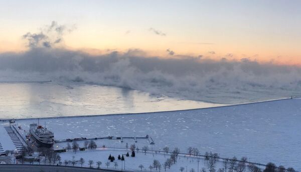 Пар поднимается над озером Мичиган из-за минусовых температур - Sputnik Беларусь
