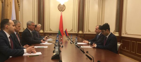 Встреча председателя Палаты представителей Национального собрания РБ Владимира Андрейченко с послом Армении Арменом Гевондяном - Sputnik Беларусь