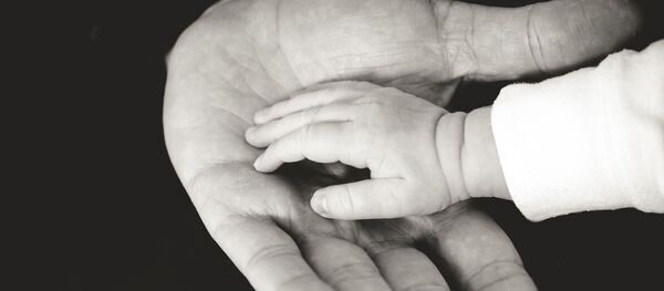 Руки ребенка и взрослого, архивное фото - Sputnik Беларусь