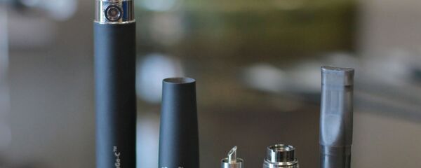 Электронная сигарета на витрине магазина, архивное фото - Sputnik Беларусь