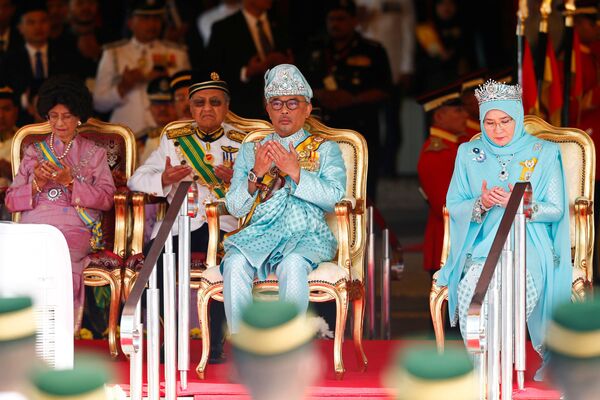 Новый король Малайзии султан Абдулла и королева Азиза Амина Маймуна в здании парламента в Куала-Лумпуре - Sputnik Беларусь