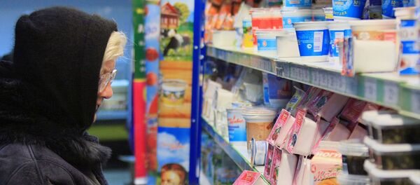 Пенсионеры делают покупки - Sputnik Беларусь