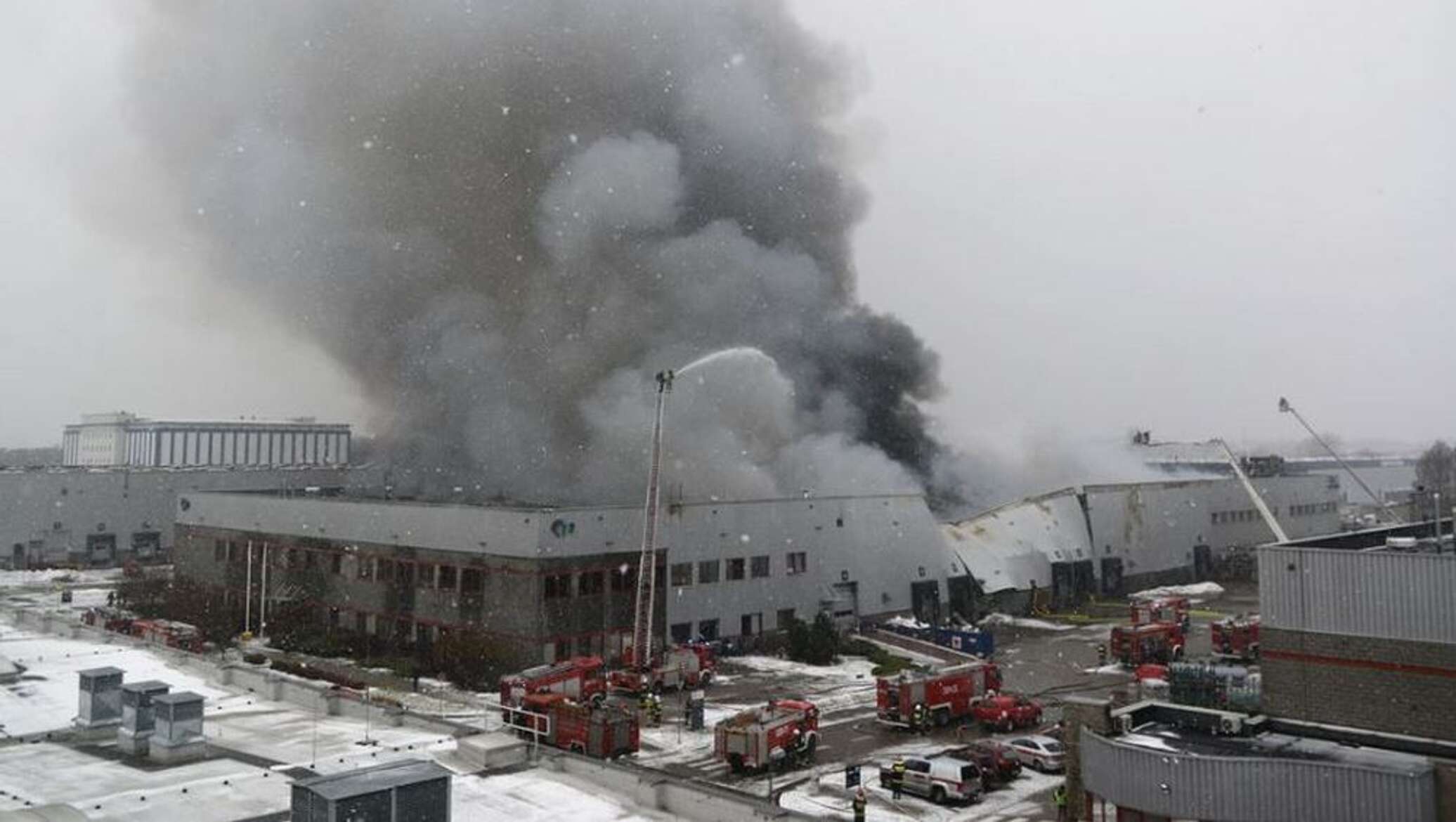 Пожар в варшаве. Пожар в варшршаве. Варшава горит. Пожар в кинотеатре Варшава.