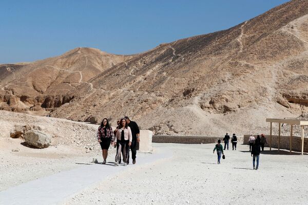 Туристы около гробницы фараона Тутанхамона в Луксоре, Египет - Sputnik Беларусь