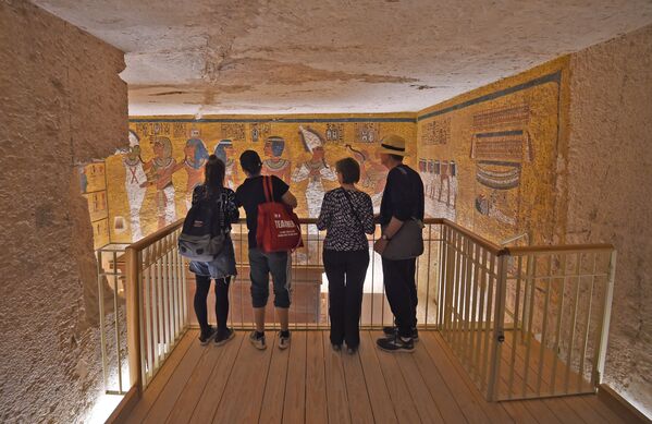 Посетители музея, где находится саркофан фараона Тутанхамона, Египет  - Sputnik Беларусь