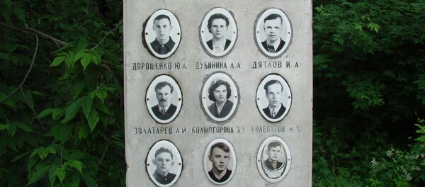 Фото членов тургруппы на памятнике - Sputnik Беларусь