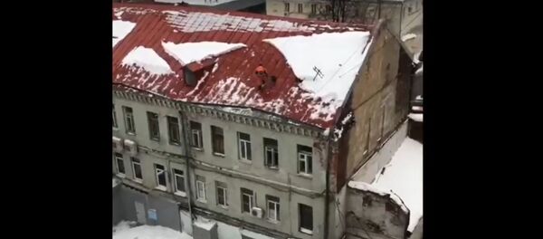 Дворник во время чистки снега упал с крыши и выжил  - Sputnik Беларусь