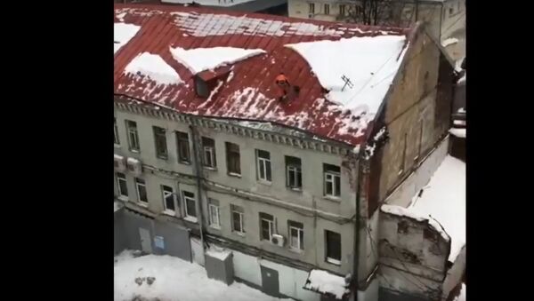 Дворник во время чистки снега упал с крыши и выжил  - Sputnik Беларусь