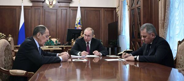 Президент РФ Владимир Путин, министр иностранных дел РФ Сергей Лавров (слева) и министр обороны РФ Сергей Шойгу (справа) - Sputnik Беларусь