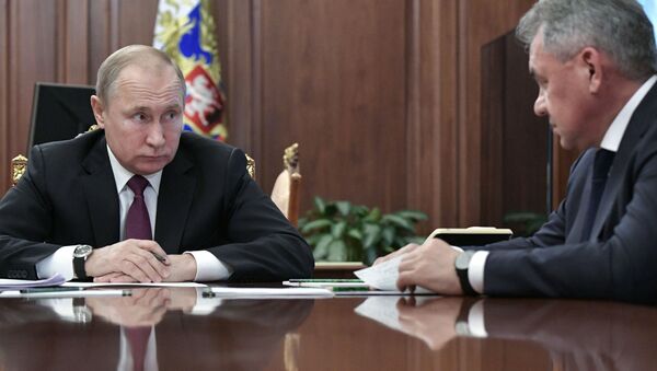 Президент РФ Владимир Путин и министр обороны РФ Сергей Шойгу (справа)  - Sputnik Беларусь