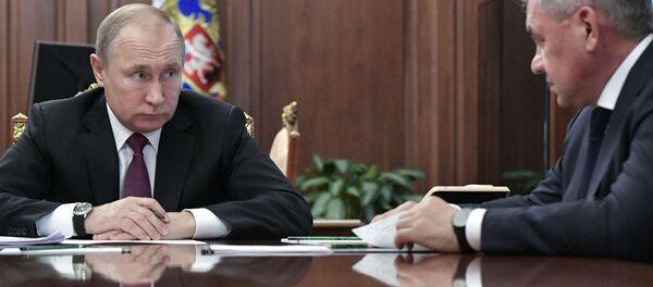 Президент РФ Владимир Путин и министр обороны РФ Сергей Шойгу (справа)  - Sputnik Беларусь