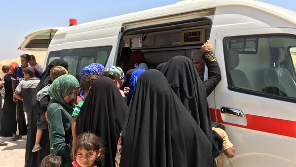 Иракские женщины возле машины скорой помощи - Sputnik Беларусь